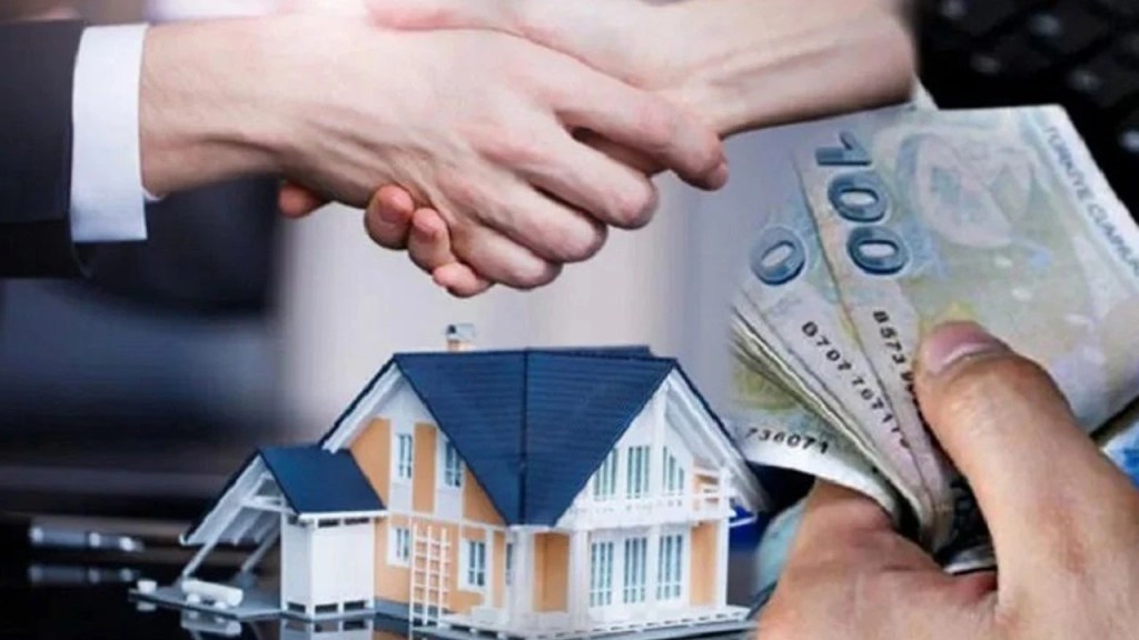 Руки двух человек пожимают друг другу в контексте сделки с недвижимостью, на фоне миниатюры дома и пачки денег.